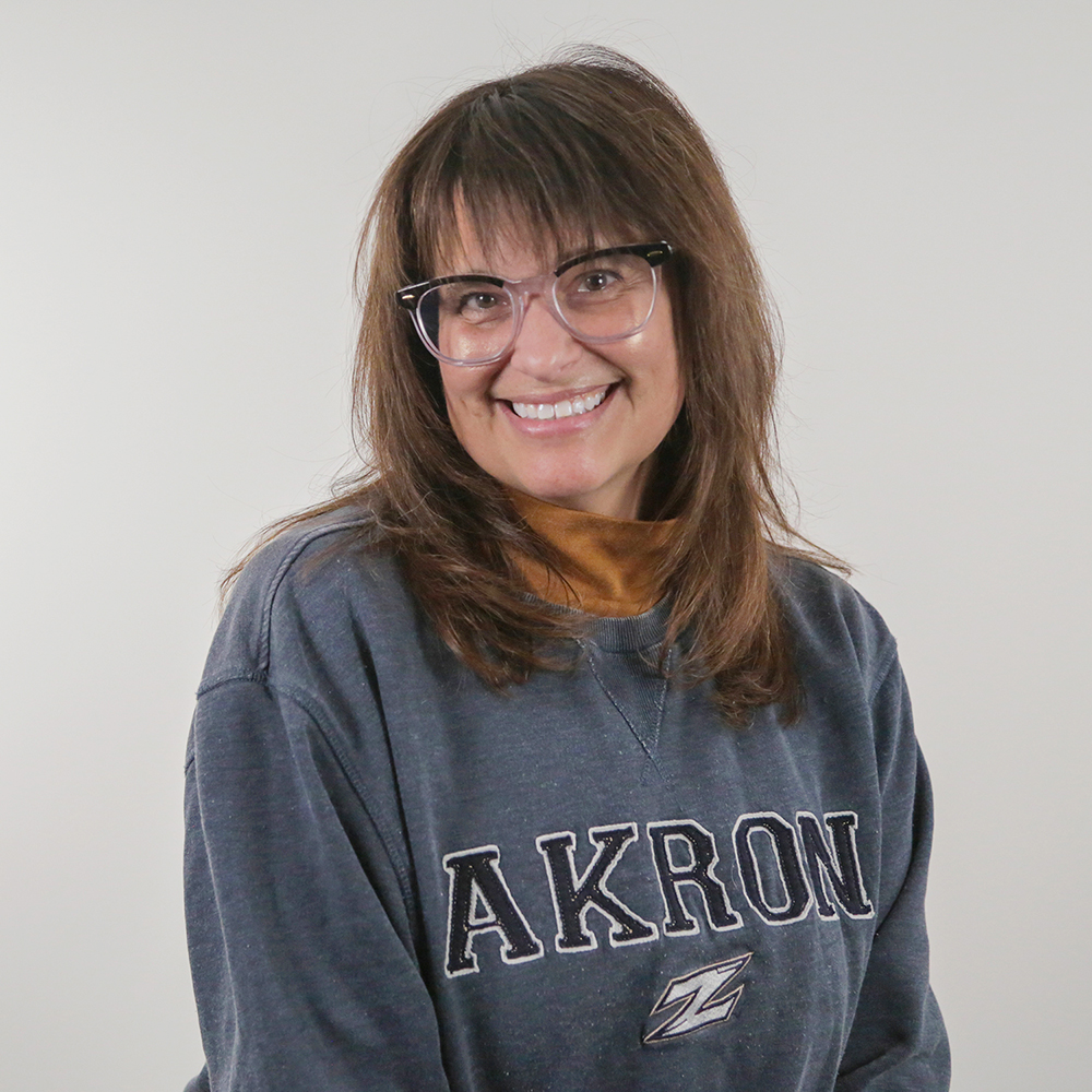 UAkron Online student Elizabeth Martin smiles at the camera in an Akron sweatshirt